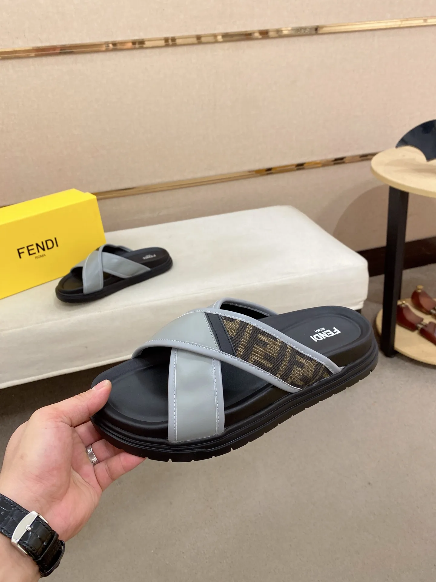 Factory price: 320💰 [Fendi Slippers] High-end brand of men's shoes, official website 1:1 latest masterpiece: original mold customization, the fabric is made of imported original materials, upgraded outsole, lighter and non-slip. The market's top quality, simple yet tasteful, a must-have for fashionistas, fashionable at your feet, full of confidence, the same style at the counter 👍The season of summer slippers is here. Code: 38-44 (45 is custom-made and cannot be returned or exchanged)